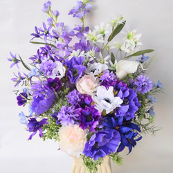 ブートニア付き  青いお花がいっぱいの明るいブーケ      ウェディングブーケ  クラッチブーケ 1枚目の画像