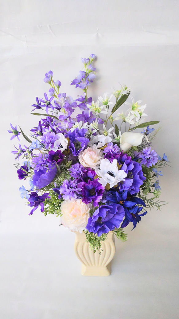 ブートニア付き  青いお花がいっぱいの明るいブーケ      ウェディングブーケ  クラッチブーケ 1枚目の画像