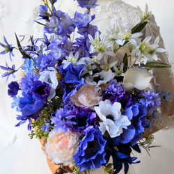 ブートニア付き  青いお花がいっぱいの明るいブーケ      ウェディングブーケ  クラッチブーケ 2枚目の画像