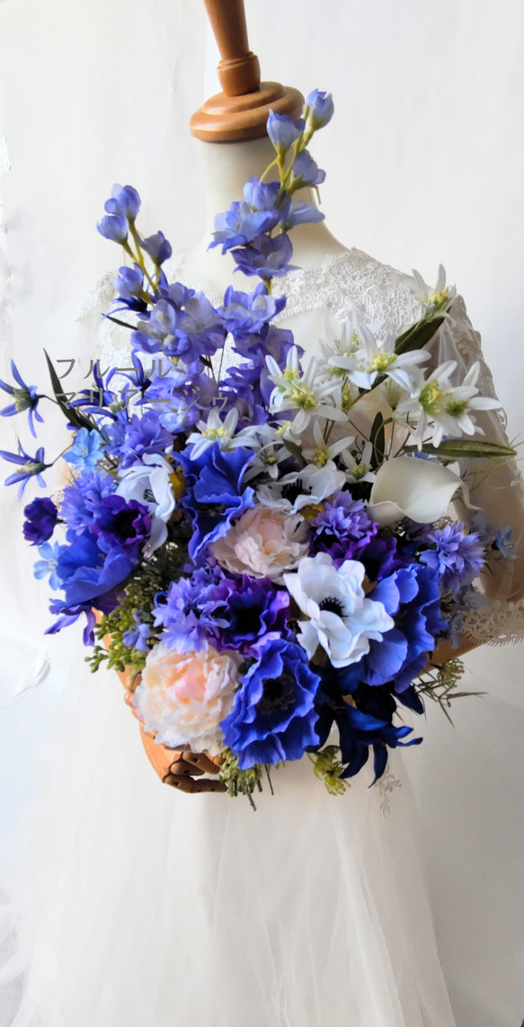 ブートニア付き  青いお花がいっぱいの明るいブーケ      ウェディングブーケ  クラッチブーケ 2枚目の画像