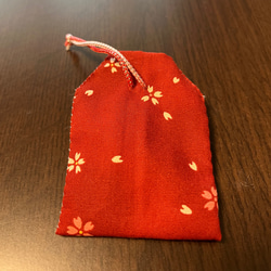 メッセージが入れられる！手縫いお守り袋＊赤桜柄 3枚目の画像