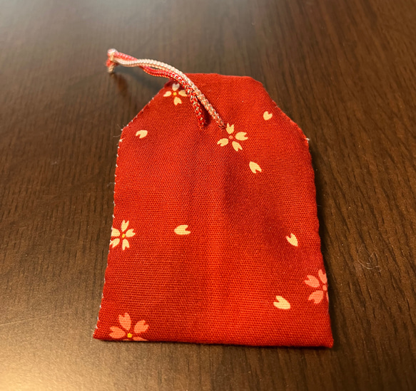 メッセージが入れられる！手縫いお守り袋＊赤桜柄 3枚目の画像