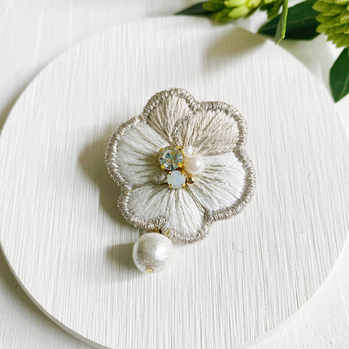 母の日ギフト⭐︎「Viola」ビオラビジュー刺繍ブローチ ベージュ