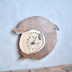 バンドウイルカがサーカスボールと戯れる時計 木製 掛け時計 2枚目の画像