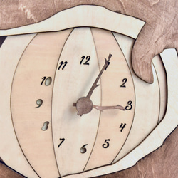 バンドウイルカがサーカスボールと戯れる時計 木製 掛け時計 4枚目の画像