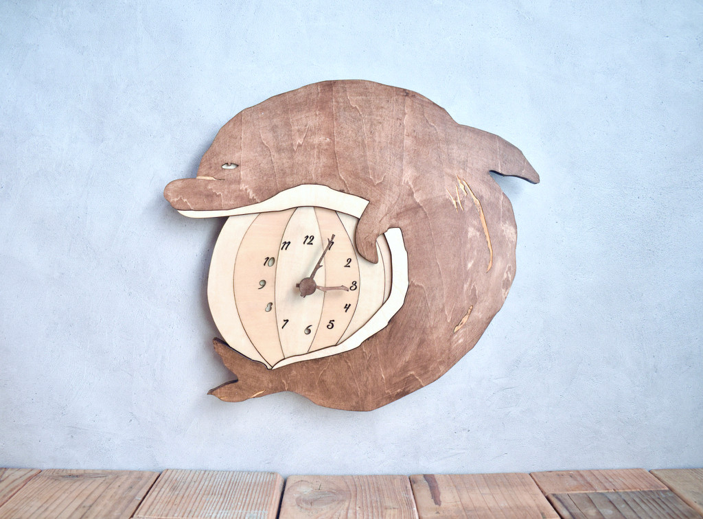 バンドウイルカがサーカスボールと戯れる レギュラーサイズ 時計 木製 掛け時計