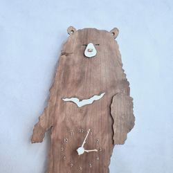 起きたばかりのツキノワグマの時計 木製 振り子時計 掛け時計 3枚目の画像