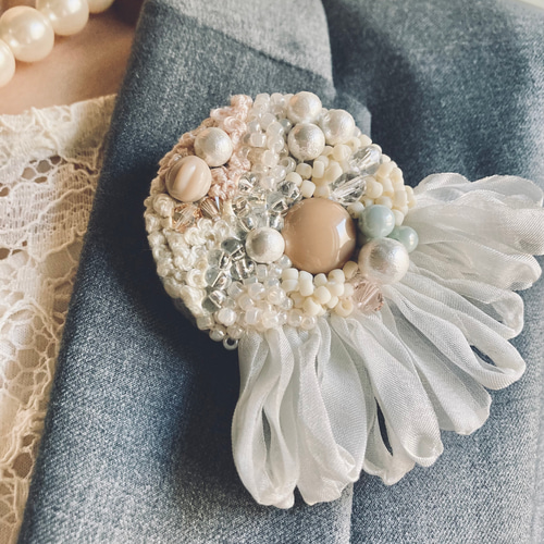 コットンパールと色々ビーズと刺繍とシフォンリボンのコサージュ 入園