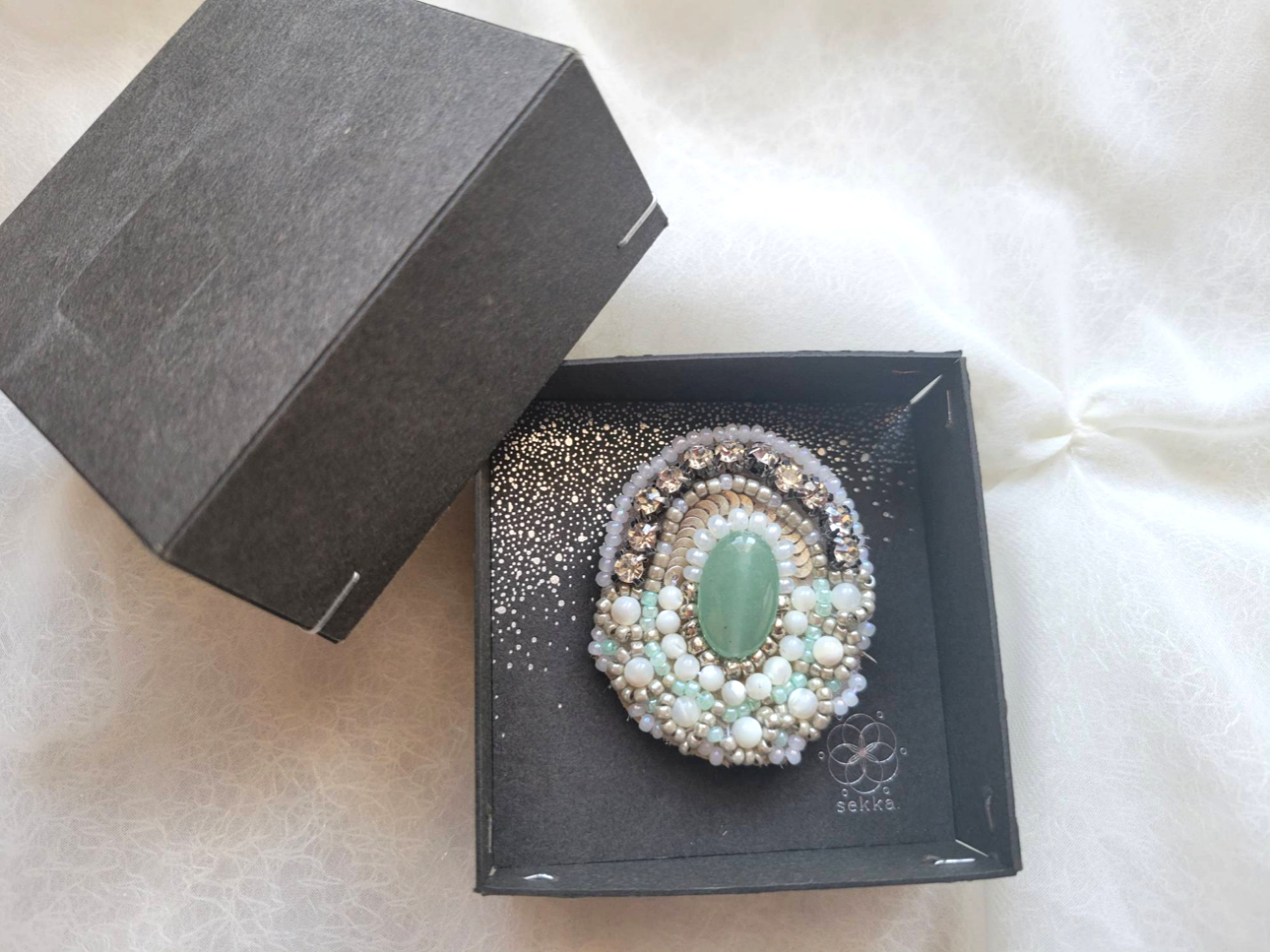 新作ブローチ「翠雨」(ブローチ/帯留)※天然石使用　※ビーズ刺繍