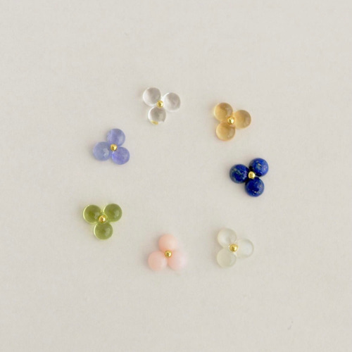まるい天然石の小さいお花ピアス アイオライト シンプル
