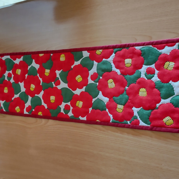 【椿】 お花が浮き出る 手縫いのテーブルマット  キルトマット 1枚目の画像