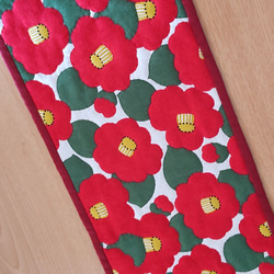 【椿】 お花が浮き出る 手縫いのテーブルマット  キルトマット 2枚目の画像