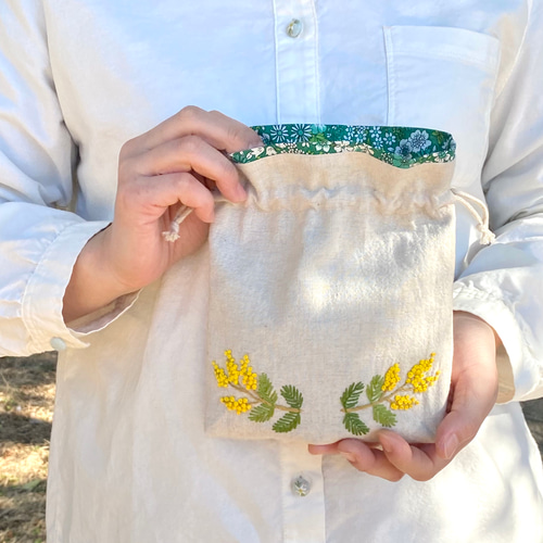 刺繍巾着ポーチ ミモザ刺繍 ミモザハンドメイド2023 巾着バッグ tukuru