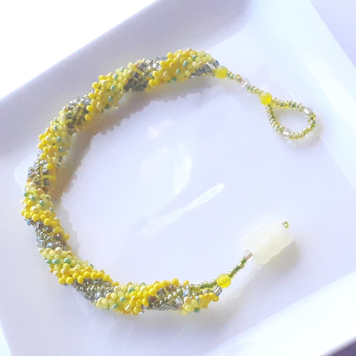 春の陽:ミモザ』シーズンズブレスレット（イエロー）ビーズステッチで