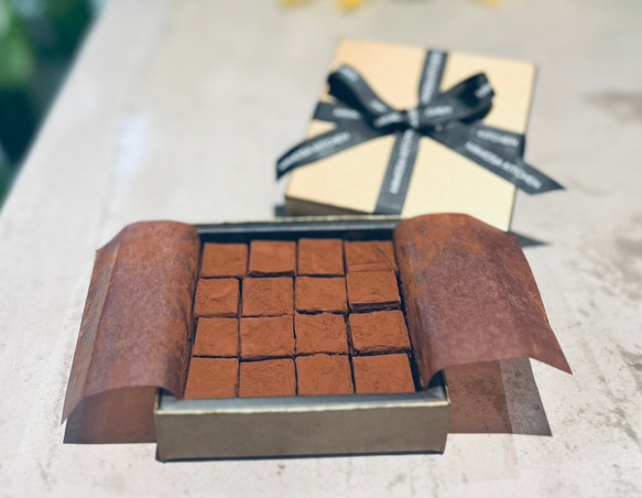 【バレンタイン限定】カオカのオーガニックチョコを使ったパティシエ特製生チョコ16個入り 1枚目の画像