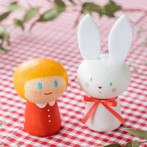 ハンドメイド 木製の人形 女の子と白うさぎ 2体セット 送料無料