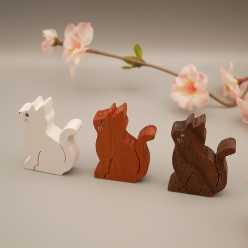 静かに佇む、子ねこと桜の花びら 選べる3種（ひのき