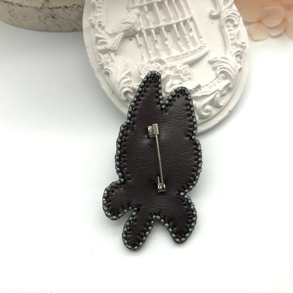 ビーズ刺繍ブローチ～ゴージャスな葉っぱ（silver black） 4枚目の画像