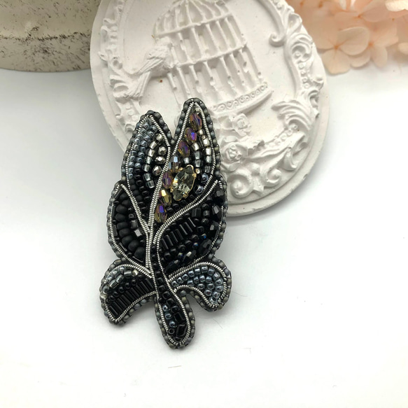 ビーズ刺繍ブローチ～ゴージャスな葉っぱ（silver black） 3枚目の画像