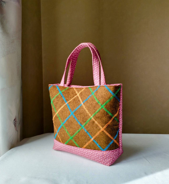 カラフルな刺繍の手提げトートバッグ　（ピンク） 2枚目の画像