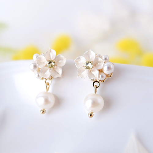 選べるパーツ・そっと華やぐ白いパールのお花イヤリング、ピアス(受注