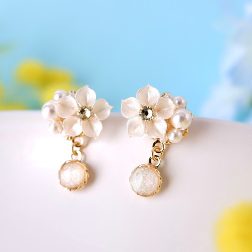 選べるパーツ・そっと華やぐ白いパールのお花イヤリング、ピアス(受注