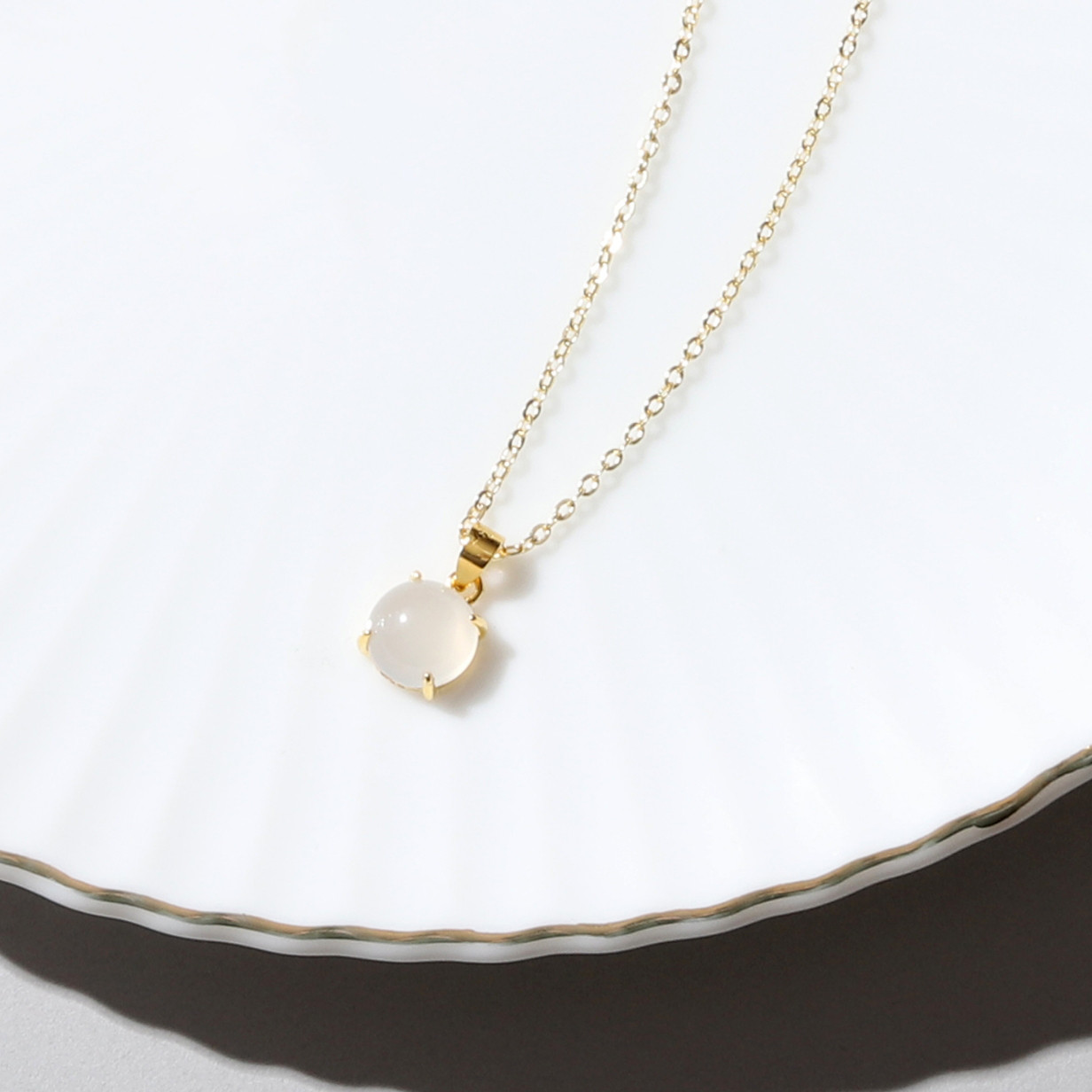 【再販】ぷっくり艶◇柔らか透け感◇ホワイトカルセドニーネックレス◇8mm◇金属アレルギー対応◇白◇天然石◇MAY.K