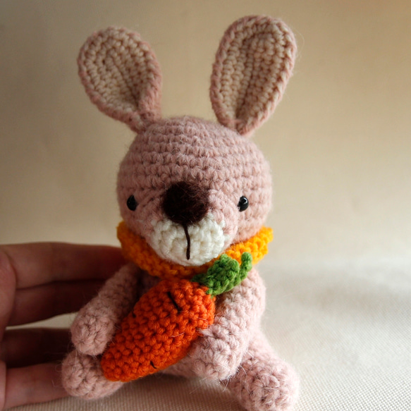 【布棉花】手鉤玩偶 毛線動物 粉紅小兔與紅蘿蔔 第1張的照片