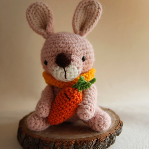 【布棉花】手鉤玩偶 毛線動物 粉紅小兔與紅蘿蔔 第4張的照片