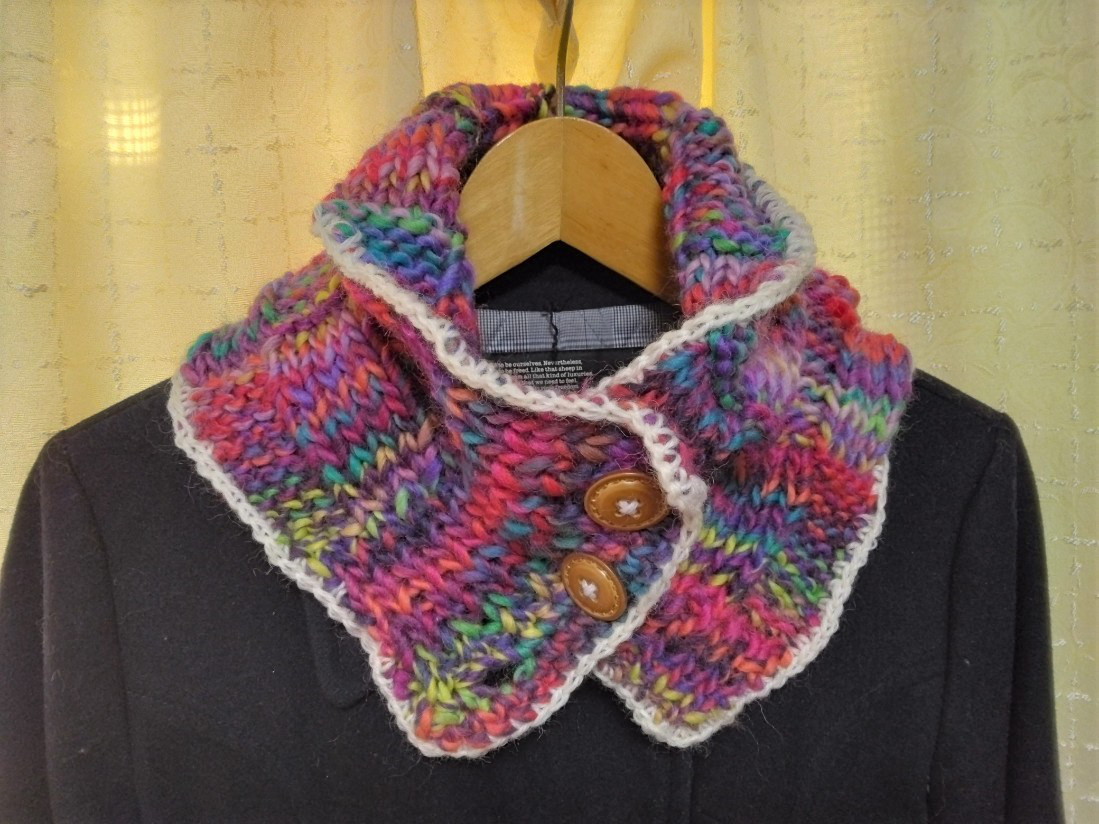 手縫い屋☆棒編み☆おしゃれネックウォーマー65㎝☆ラスベガスネオン色＆白☆ボタン2個☆ウール100%☆ギフト☆きれい