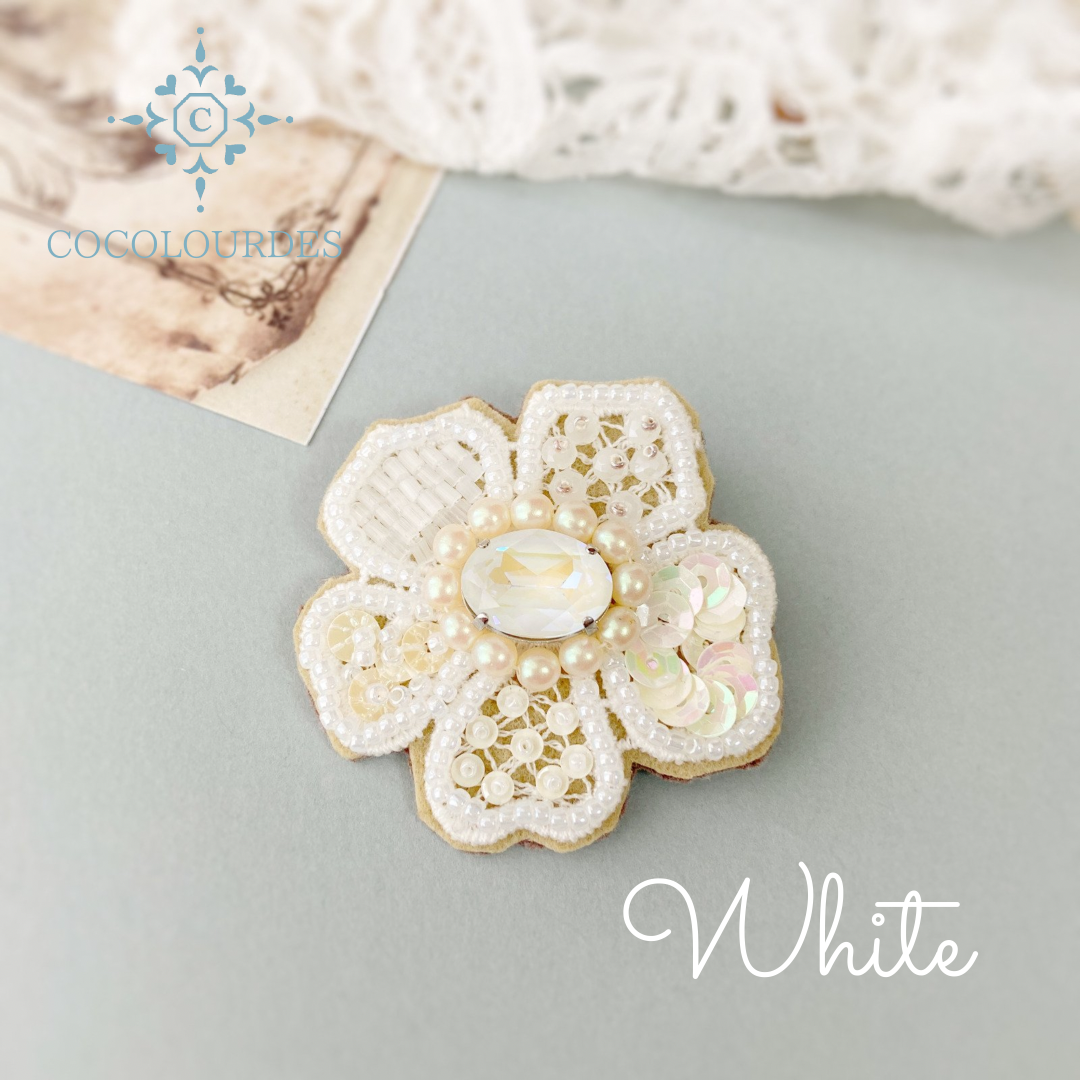 【ビーズ刺しゅうキット】レーシーなお花のブローチ(ホワイト)