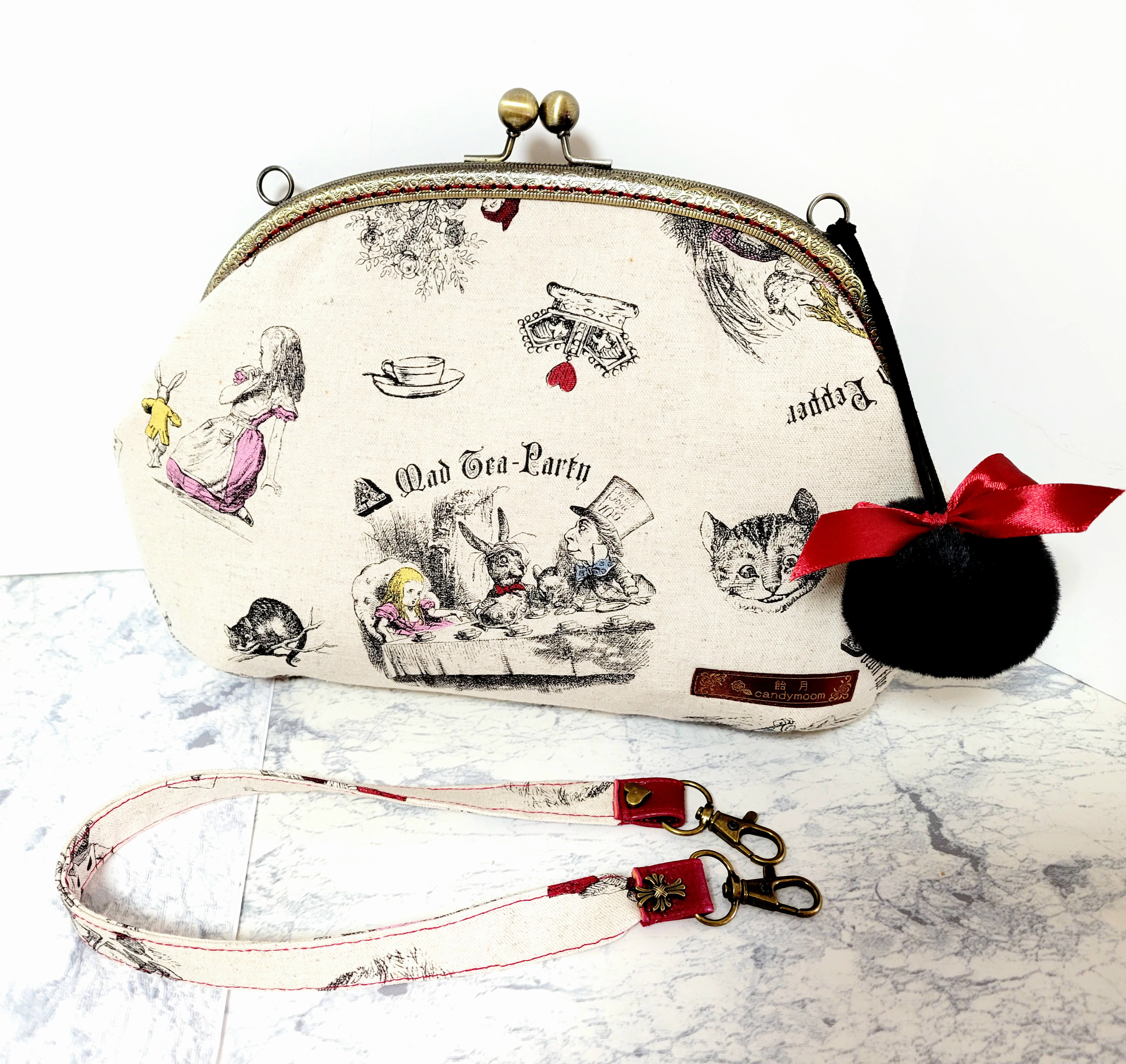 4本ダーツマチのがま口バッグ(もふもふチャーム・共布持ち手付き)