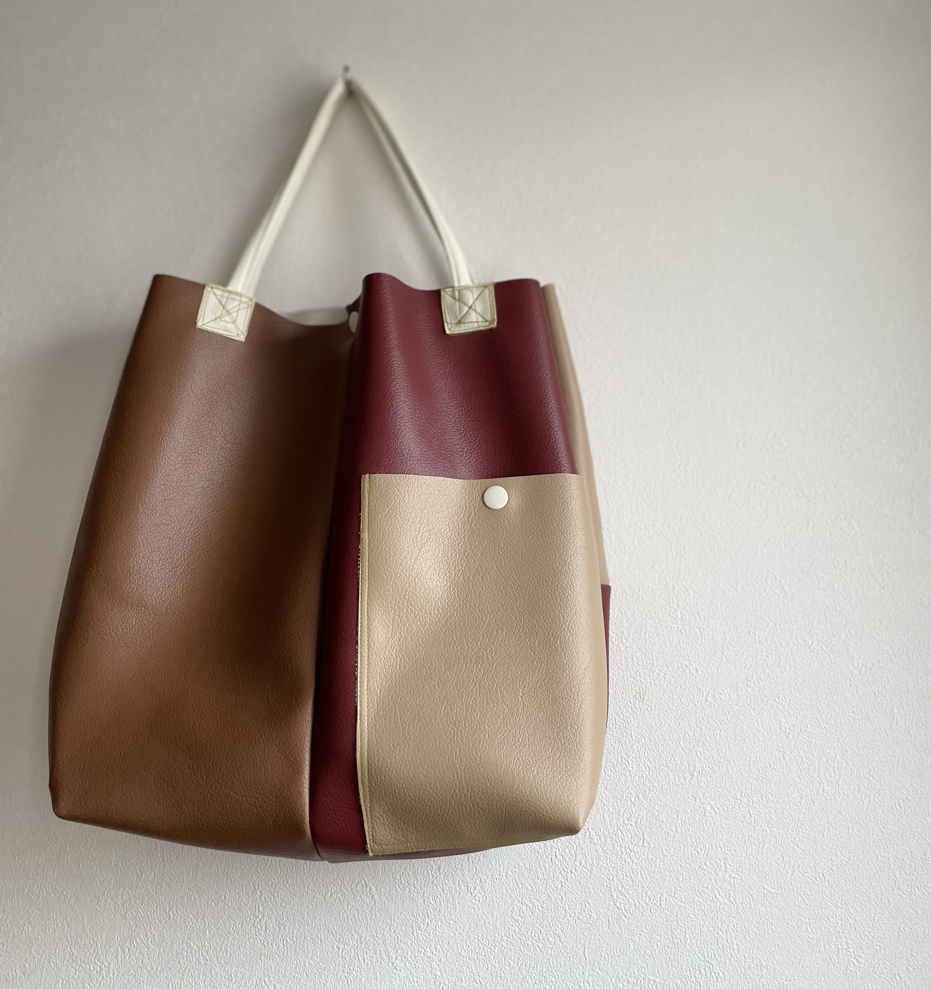 手持バッグ、A4の紙入ります。 手持バッグ、A4の紙入ります。