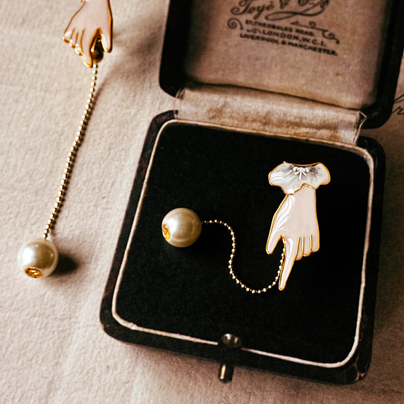 優雅之手 |  耳環 Elegant hand Pearl Earrings | cloisonné 第3張的照片