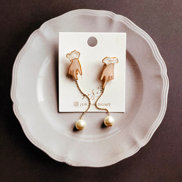 Elegant hand Pearl Earrings | cloisonné 1枚目の画像