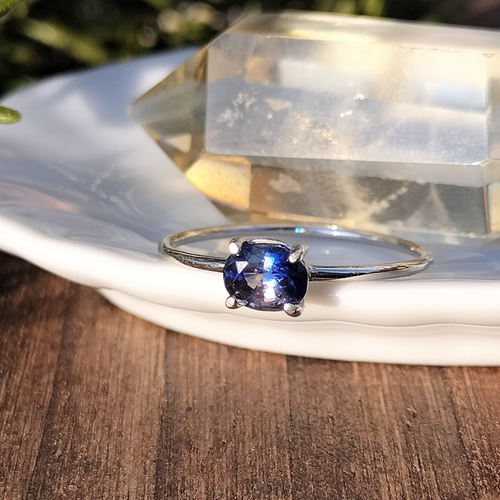サファイアのリングです。 ミステリーセッティング サファイア リング K18(WG) / 0.650ct