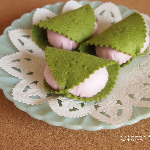 フェルト・リアルサイズのさくらもち3個入り 雑貨・その他 ちくちくの