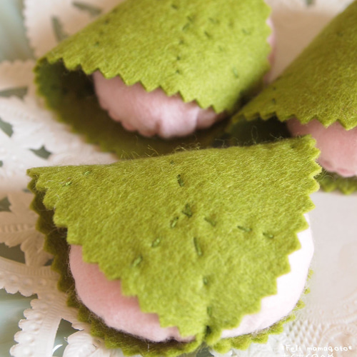 フェルト・リアルサイズのさくらもち3個入り 雑貨・その他 ちくちくの