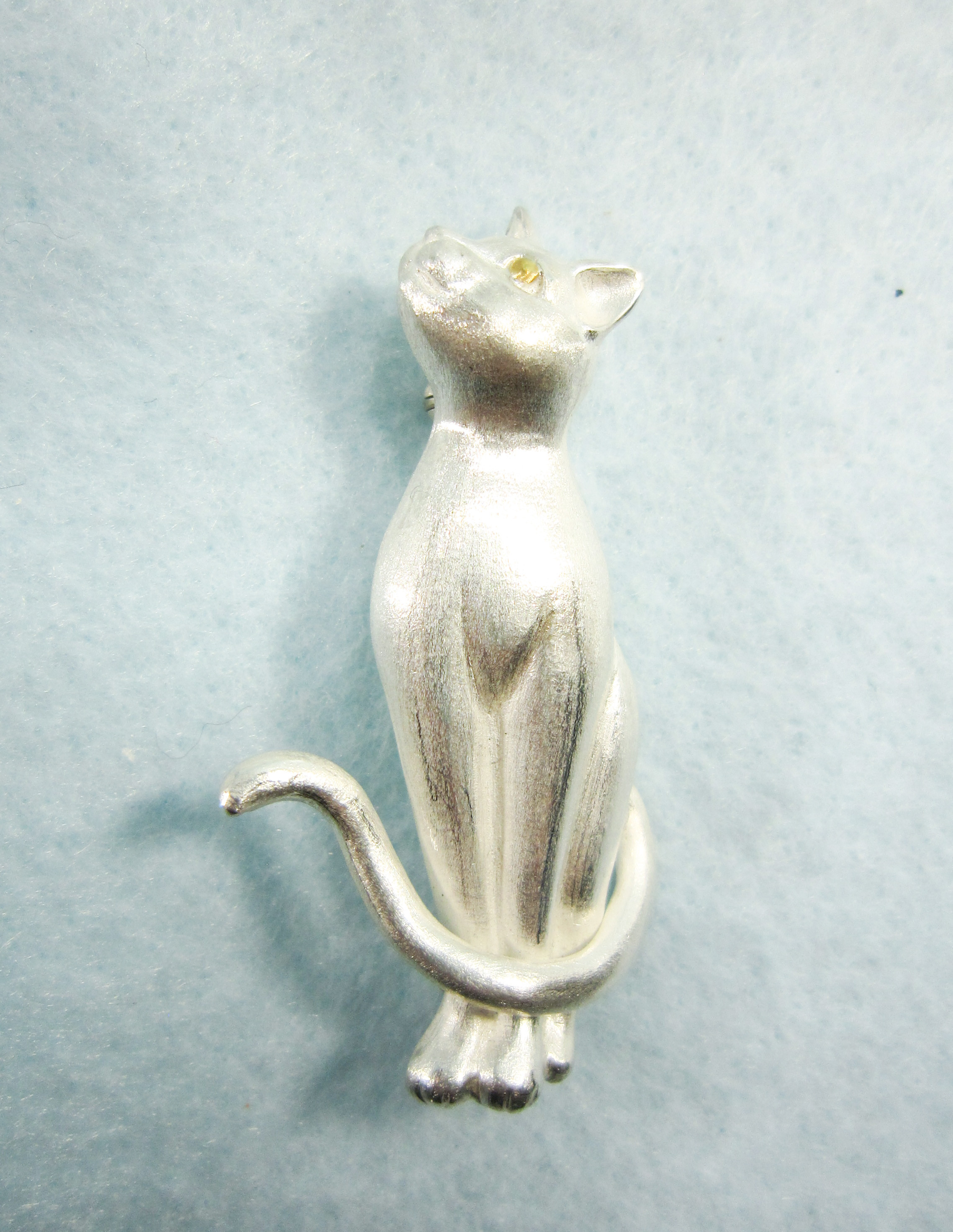 レディー・キャット　ブローチ（シルバー製の立体レリーフです）　”真っ直ぐ見つめるつぶらな瞳は「金」”