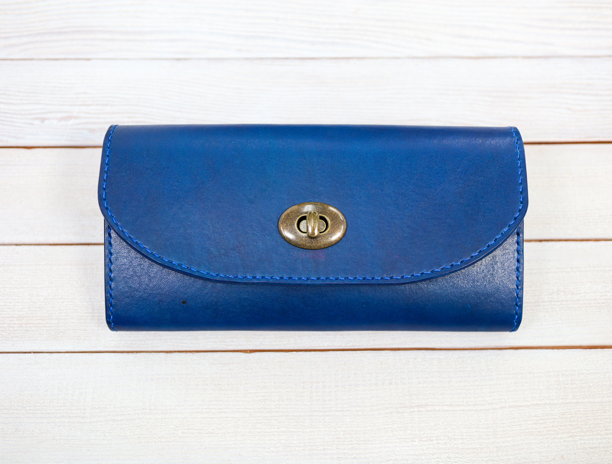 ひねり留めの手染め三つ折り長財布　ブルー