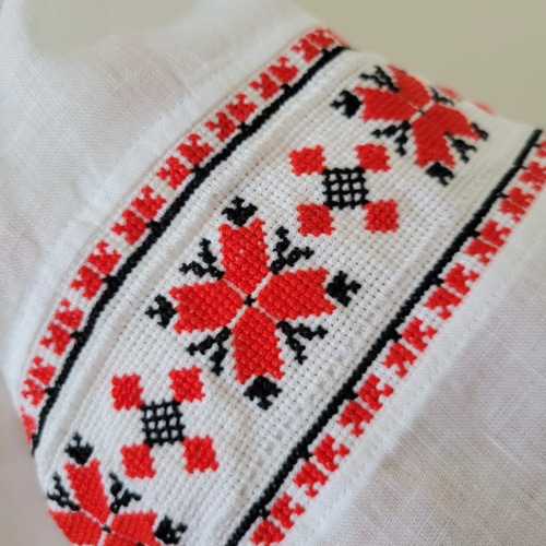 手縫刺繍のウクライナ民族衣装ヴィシヴァンカ ブラウス 手縫刺繍のウクライナ民族衣装ヴィシヴァンカ ブラウス