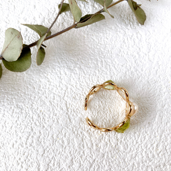 【8月の誕生石・ペリドットのぽこぽこリング】指輪　天然石　ゴールド　本物のお花　淡水パール　プレゼント　ギフト 5枚目の画像