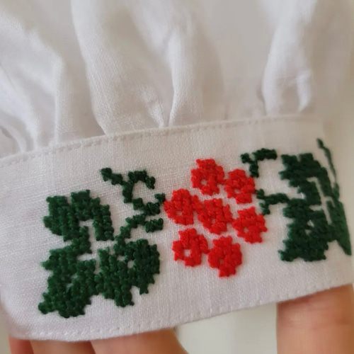 手縫刺繍のウクライナ民族衣装ヴィシヴァンカ ブラウス 手縫刺繍のウクライナ民族衣装ヴィシヴァンカ ブラウス