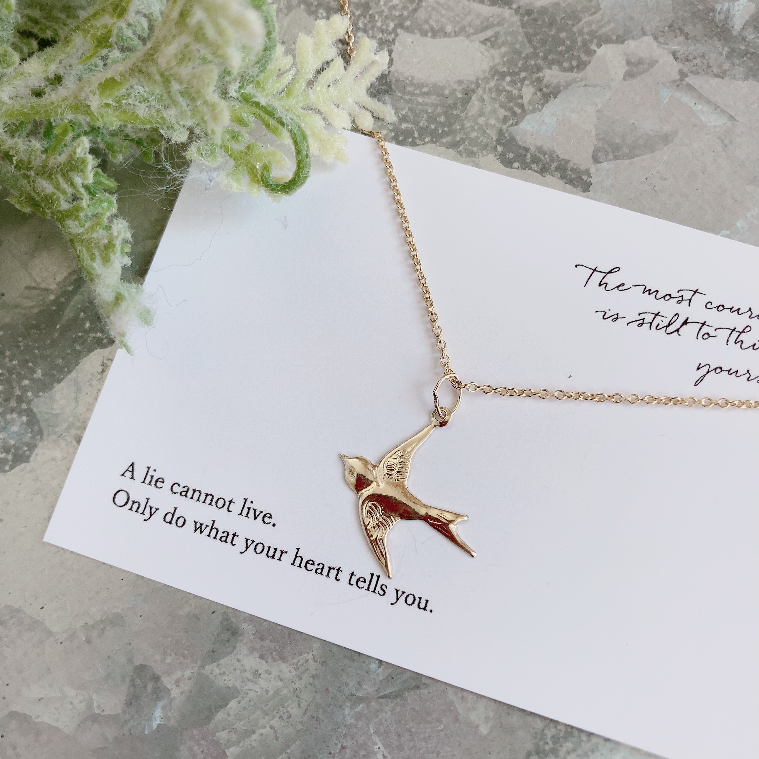 送料無料　14kgf ツバメの華奢なネックレス　黒gift boxつき