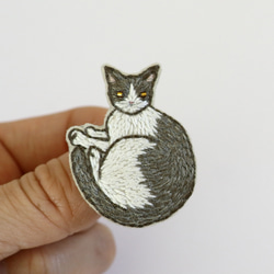 猫刺繍ブローチ　灰白　丸まり 1枚目の画像