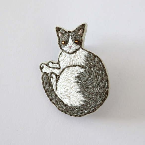 猫刺繍ブローチ　灰白　丸まり 2枚目の画像