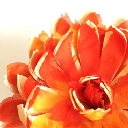 鮮やかなオレンジ色のコサージュ 2枚目の画像