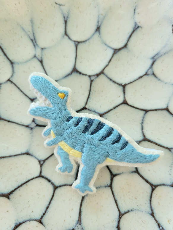ティラノサウルス刺繍ブローチ【受注製作】 1枚目の画像
