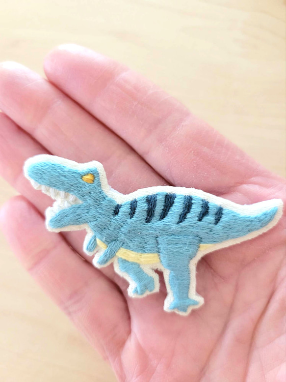 ティラノサウルス刺繍ブローチ【受注製作】 3枚目の画像
