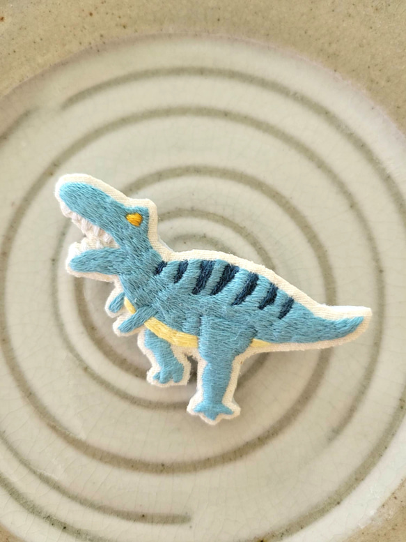 ティラノサウルス刺繍ブローチ【受注製作】 5枚目の画像